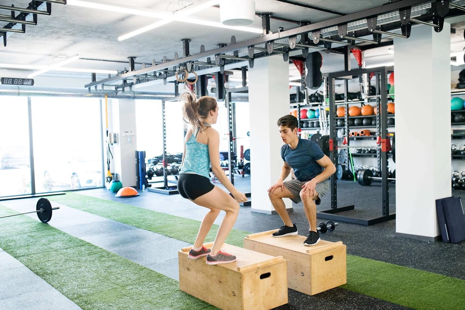 Modo gym. Дети в тренажерном зале Сток. Как делается коробочка в фитнес зале. Vanth inkfit. Скользят кроссовки в спортзале что делать.