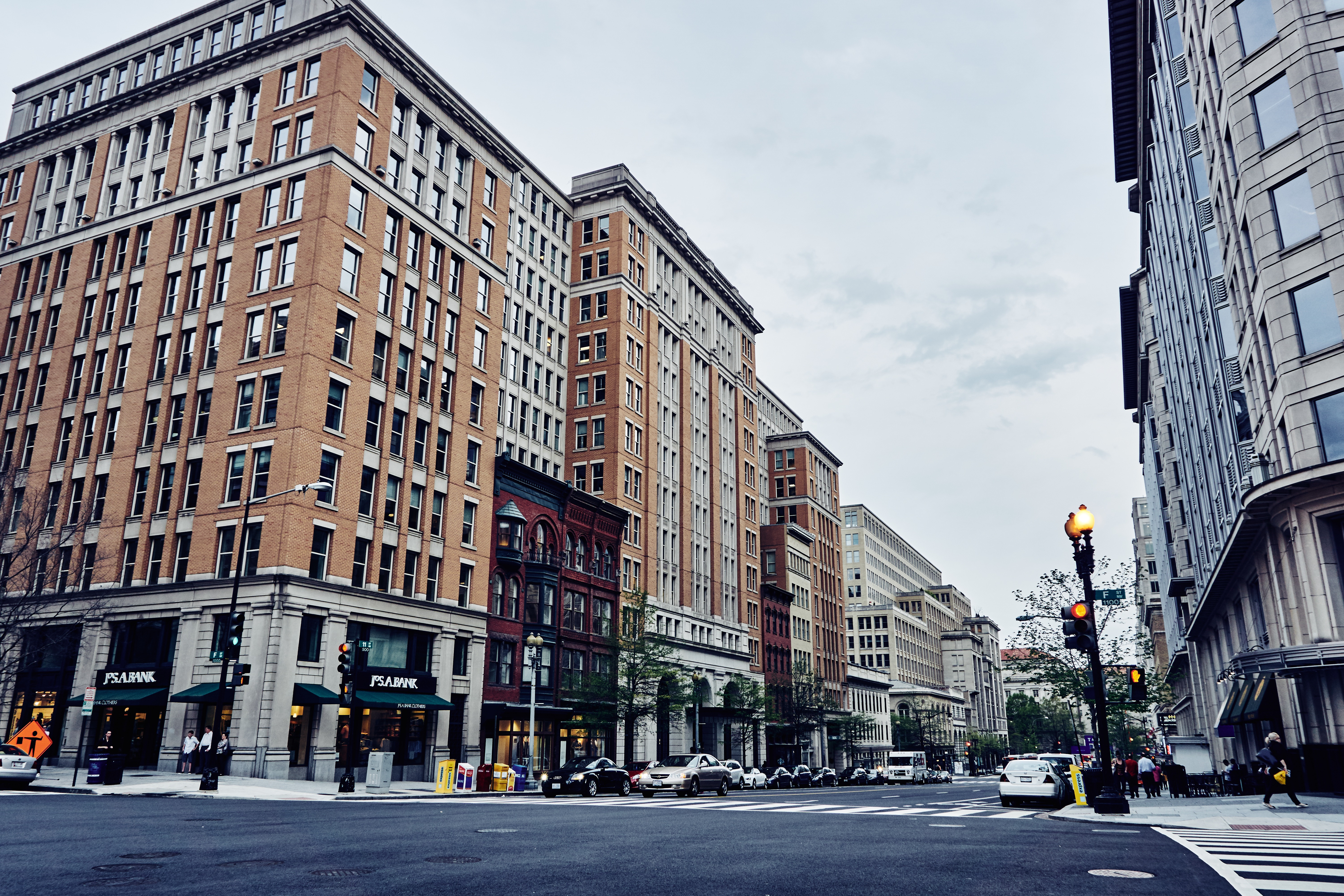 Сложная улица. Вашингтон-Билдинг Washington building на Бродвее. Бейнс Сити Авеню. Многоэтажные дома в Америке. Городские здания.