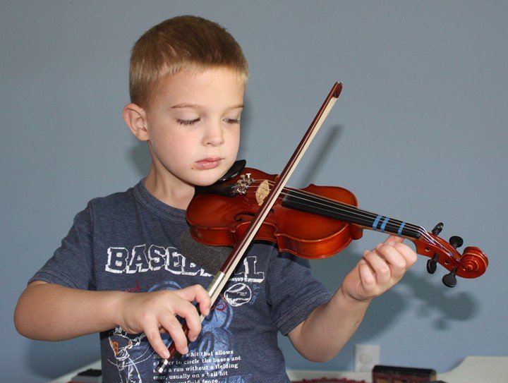 Музыкальные мальчики игра. Маленький ребенок со скрипкой. Маленький скрипач. Ребенок играющий на скрипке. Скрипка для детей.