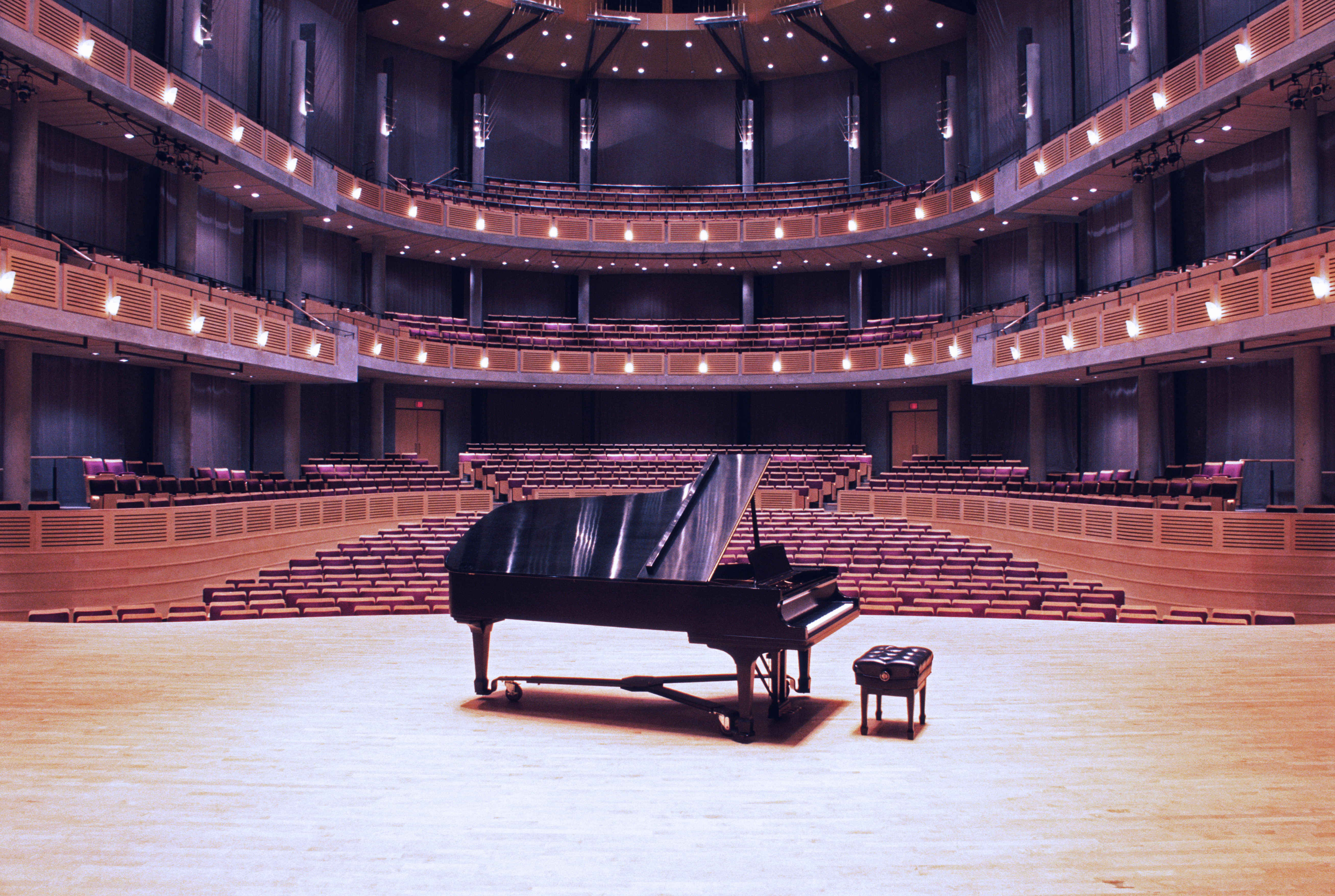 Пустой концертный зал. Рояль в концертном зале. Фортепиано в концертном зале. Вид со сцены театра. Пианино в концертном зале.